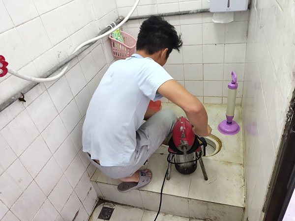 城中肥皂掉到马桶里把马桶堵住了怎么办？马桶堵住了怎么办