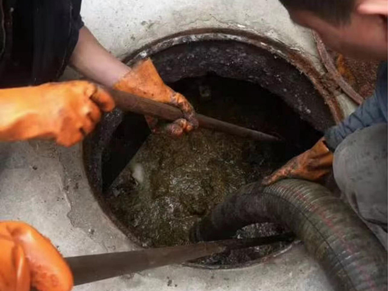 城中清理化粪池时如何避免沼气的危害？